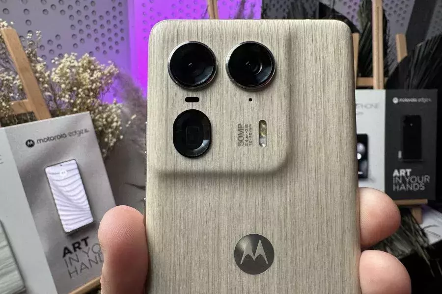 MOTOROLA edge 50 Ultra wooden back