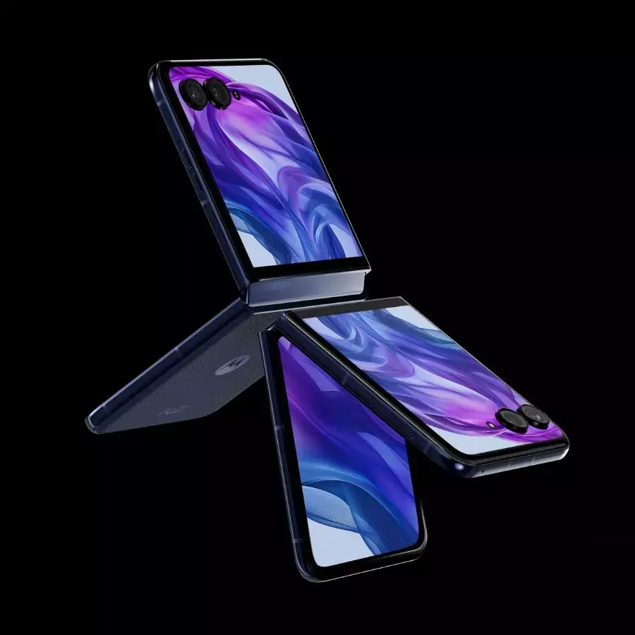 Στον ΓΕΡΜΑΝΟ το νέο αναδιπλούμενο Razr 50 Ultra της MOTOROLA που εντυπωσιάζει MOTOROLA Razr 50 Ultra opened hinge