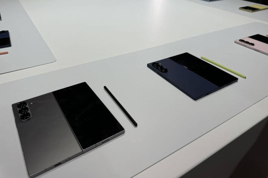 SAMSUNG Galaxy Z Fold6 at table