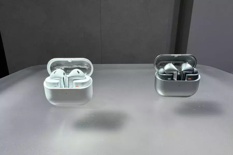SAMSUNG Galaxy Buds3 Series SAMSUNG Galaxy Buds3 Series black & white