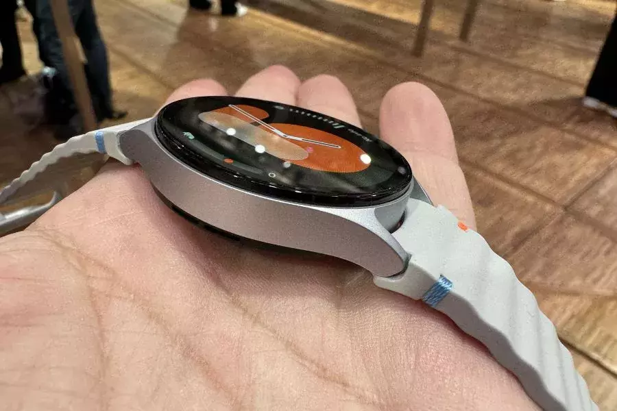 SAMSUNG Galaxy Watch7 SAMSUNG Galaxy Watch7 on wrist
