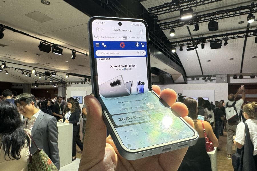 SAMSUNG Galaxy Z Flip6 opened