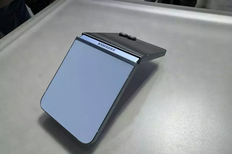 SAMSUNG Galaxy Z Flip6 SAMSUNG Galaxy Z Flip6 upside down