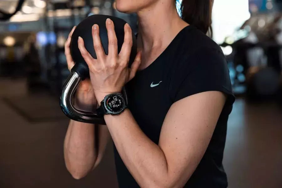 GARMIN fēnix E woman working out at gym with GARMIN fēnix E