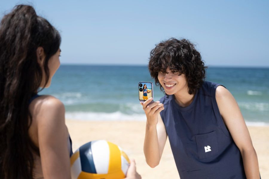 teenagers taking photo with XIAOMI Mix Flip