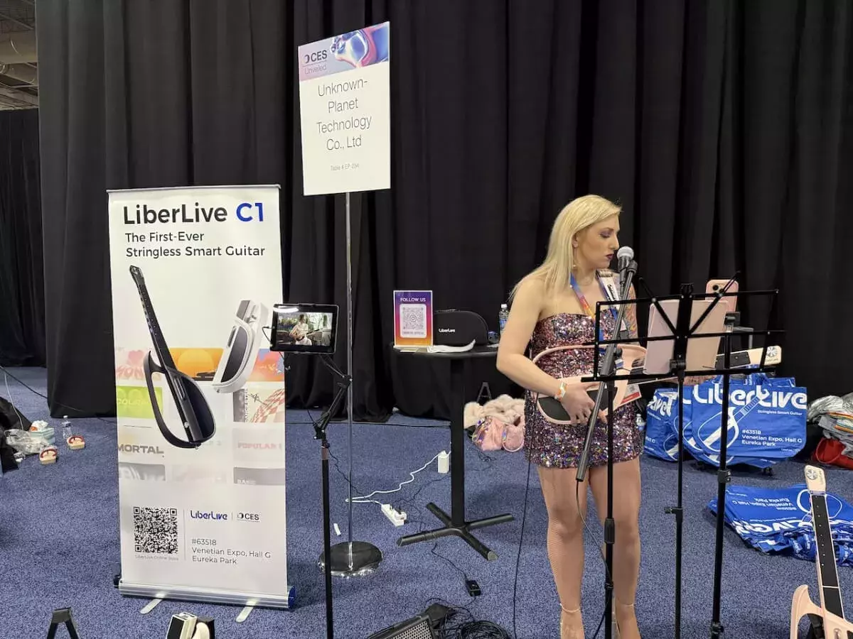 H LIBERLIVE C1 συνδυάζει 21 προγραμματιζόμενα κουμπιά στο λαιμό, ρεαλιστικό σύστημα ήχου και εφαρμογή εκμάθησης Η LIBERLIVE C1 είναι η πρώτη έξυπνη κιθάρα χωρίς χορδές