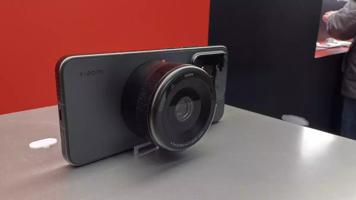 Η XIAOMI παρουσίασε έναν μαγνητικό μηχανισμό προσθήκης φακού κάμερας για τα smartphones της, ικανό να φέρει την επανάσταση Η ώρα που θα αλλάζουμε τους φακούς της κάμερας του κινητού μας σαν τα πουκάμισα, δεν αργεί