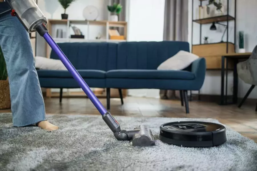 Σκούπες Stick: Πως να επιλέξεις την ιδανική για το σπίτι σου σκούπα Stick vs σκούπα robot