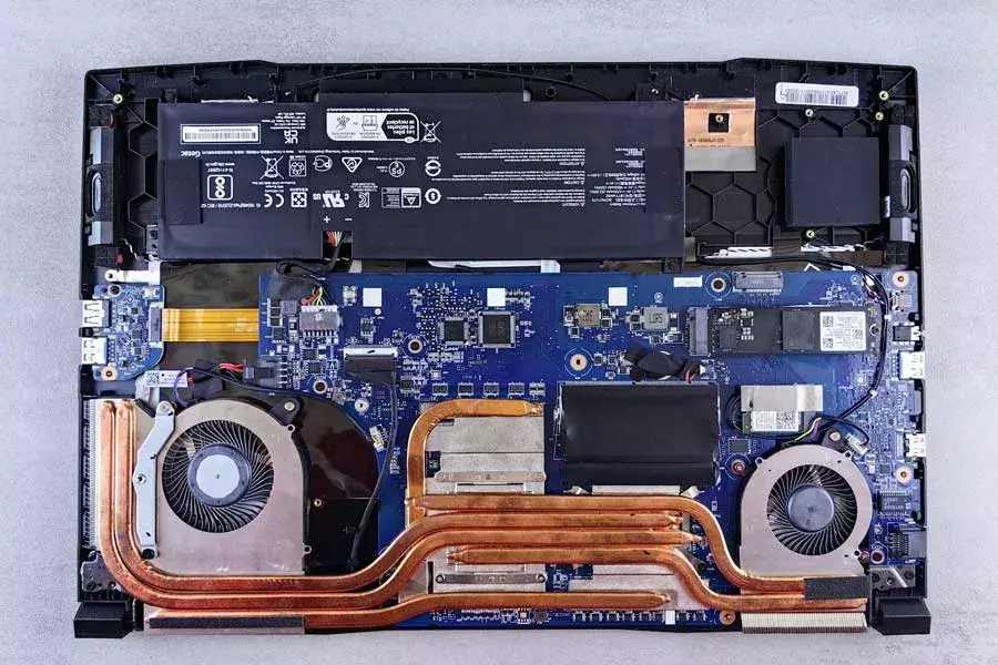 Ένα τυπικό σύστημα ψύξης ενος laptop. Βλέπεις ότι η έμφαση δίνεται ξεκάθαρα σε επεξεργαστή και κάρτα γραφικών με τους αγωγούς θερμότητας (τους χαλκοσωλήνες που λέγαμε κάποτε) να φροντίζουν για την απομάκρυνση της θερμότητας Κάπως έτσι μοιάζει ένα σύστημα ψύξης ενός laptop (με τον κάθε κατασκευαστή να κάνει φυσικά τις δικές του προσαρμογές)