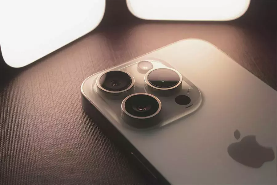 Οι κάμερες των νέων iPhone είναι το κάτι άλλο - οι φωτογραφίες και τα βίντεό σου θα μοιάζουν λες και τραβήχτηκαν από επαγγελματία! Απαθανάτισε τις σημαντικότερες στιγμές σου με την ποιότητα και τη λεπτομέρεια που εγγυώνται οι κάμερες των iPhone 15 και iPhone 16