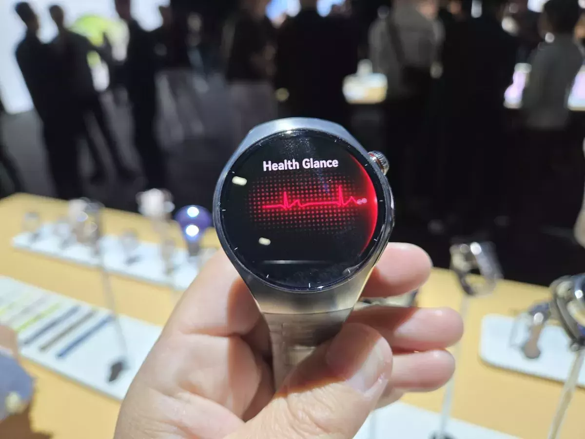 Το WATCH 5 της HUAWEI διαθέτει στρογγυλό σχεδιασμό και έρχεται σε εκδόσεις των 42 και 46 χιλ. Το WATCH 5 έρχεται με σύστημα HUAWEI TruSense και την τεχνολογία Multi-sensing X-TAP