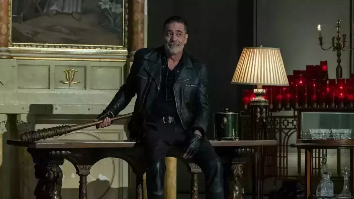 Στο μεταποκαλυπτικό Μανχάταν, η Μάγκι και ο Νίγκαν αναγκάζονται να συνεργαστούν σε μια αποστολή γεμάτη κινδύνους και ανοιχτούς λογαριασμούς Το Dead City προσφέρει μια πιο σκοτεινή, αστική εκδοχή του σύμπαντος του The Walking Dead, με έμφαση στην επιβίωση και τη συγχώρεση