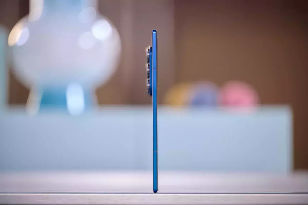 Το design του Galaxy Z Fold7 είναι τέτοιο που δύσκολα θα πιστέψεις ότι είναι foldable αν το δεις ανοιχτό