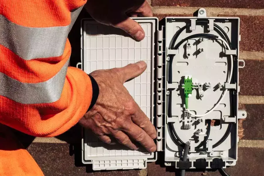Η λογική στο FTTH είναι πως φτάνοντας ως την πόρτα σου, εγγυάται πως θα έχεις την καλύτερη δυνατή ποιότητα σύνδεσης Η αξιοπιστία του FTTH δεν έχει αντίπαλο (αφού η οπτική ίνα φτάνει ως την πόρτα σου)