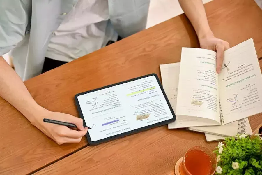 Το TCL Tab 11 FE θα εξελιχθεί σε ένα αξιόπιστο εργαλείο που θα μεγιστοποιήσει την παραγωγικότητά σου όπου κι αν βρίσκεσαι Το TCL Tab 11 FE θα γίνει ένα κορυφαίο εργαλείο παραγωγικότητας