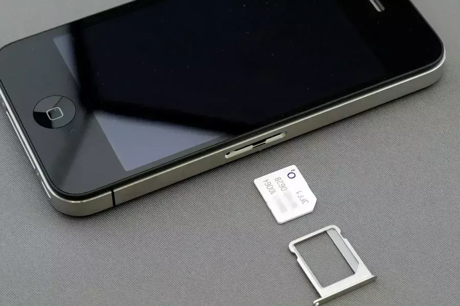 Οι κάρτες, τα SIM trays, ακόμα και τα εργαλεία/αξεσουάρ για το άνοιγμα των τελευταίων που συνόδευαν κάθε καινούριο iPhone θα αποτελέσουν σύντομα παρελθόν κατά τα φαινόμενα Αξεσουάρ iPhone και smartphones γενικότερα που σύντομα θα αποτελέσουν μια για πάντα παρελθόν