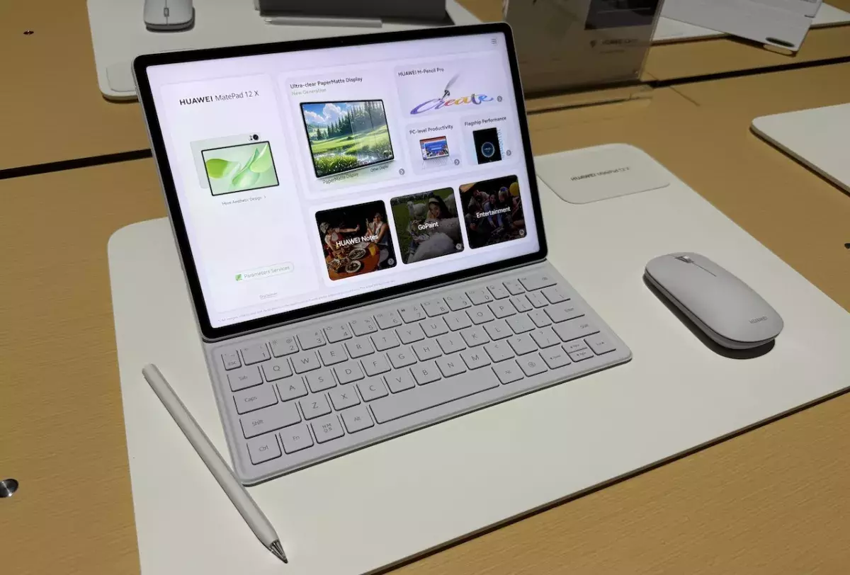 Αν αρέσκεσαι στη χρήση του tablet σου σε εξωτερικούς χώρους, τότε το MatePad 12 X 2025 συνιστά εξαιρετική περίπτωση, καθώς μειώνει τις αντανακλάσεις κατά 50% σε σχέση με την προηγούμενη γενιά Το MatePad 12 X 2025 είναι τέλειο για χρήση σε εξωτερικούς χώρους αφού μειώνει τις αντανακλάσεις κατά 50% σε σχέση με την προηγούμενη γενιά