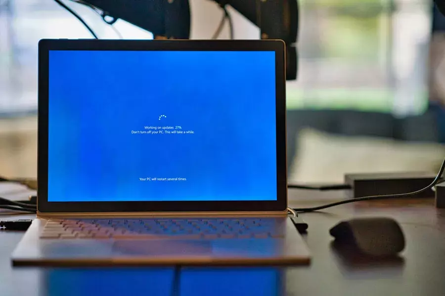 Οι χρήστες υπολογιστών με Windows 10 δεν θα δουν ποτέ ξανά την οθόνη του Windows Update εκτός κι αν περάσουν στα Windows 11 (ιδανικά με έναν καινούριο υπολογιστή για βέλτιστη εμπειρία χρήσης) Ένα laptop με τα Windows να κάνουν update