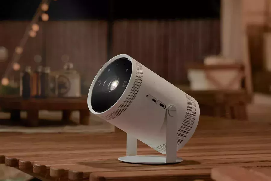 Με καταπληκτικό design, χαμηλό βάρος και συμπαγή σχεδιασμό, ο φορητός προτζέκτορας SAMSUNG The FreeStyle 2nd Gen θα σε ακολουθήσει όπου κι αν πας Ο φορητός προτζέκτορας SAMSUNG The FreeStyle 2nd Gen