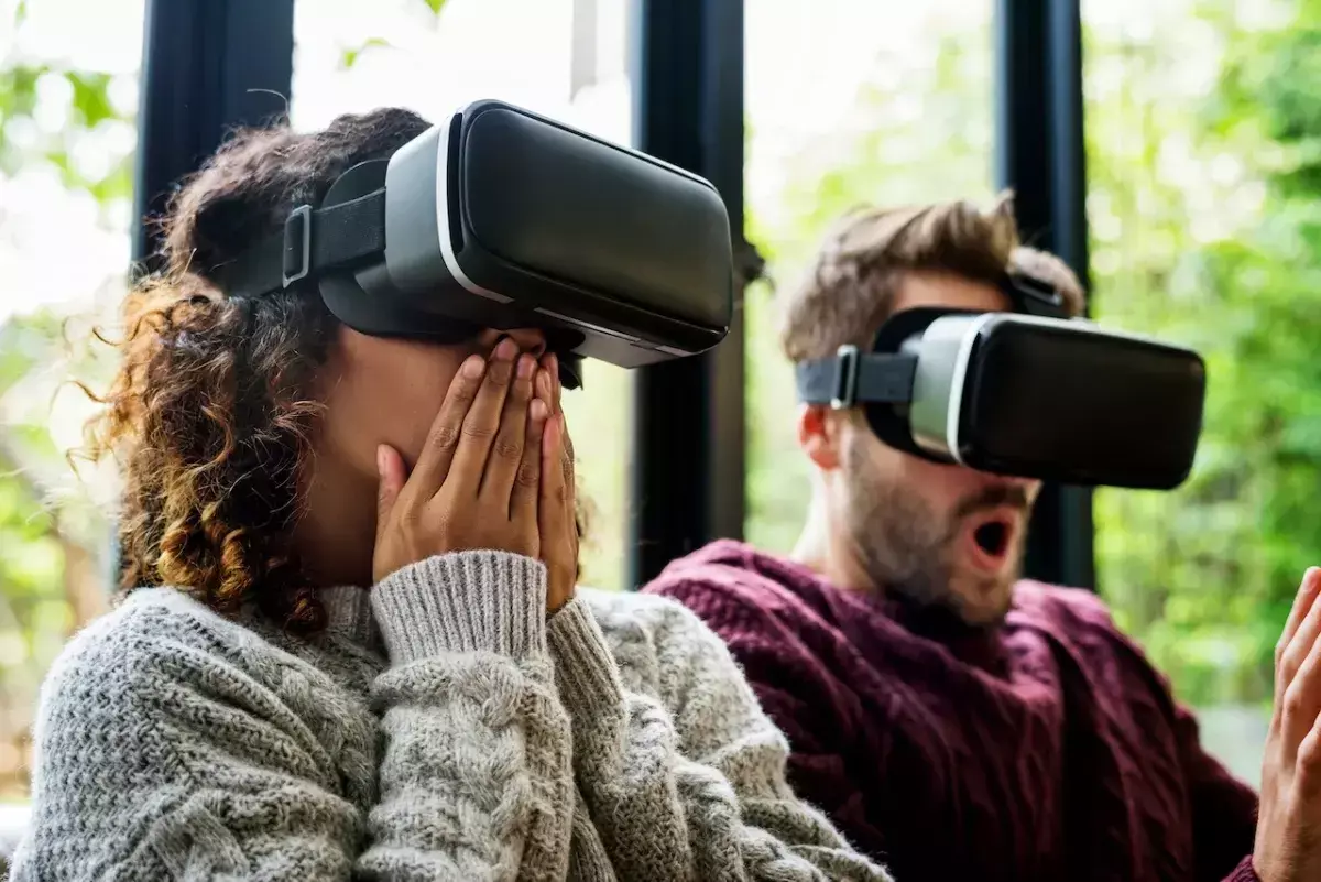 Δύο gamers δοκιμάζουν τίτλους VR φορώντας τα κατάλληλα headsets