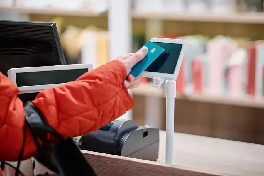 Ένας καταναλωτής πληρώνει ανέπαφα χρησιμοποιώντας την κάρτα του