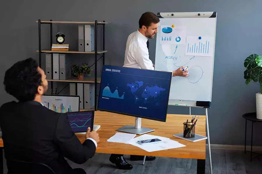 Τα στελέχη μίας μικρής επιχείρησης εργάζονται με τις ταχύτητες που προσφέρει το FTTH