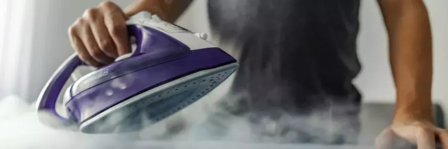 Ένα σίδερο ατμού κατά το σιδέρωμα ρούχων