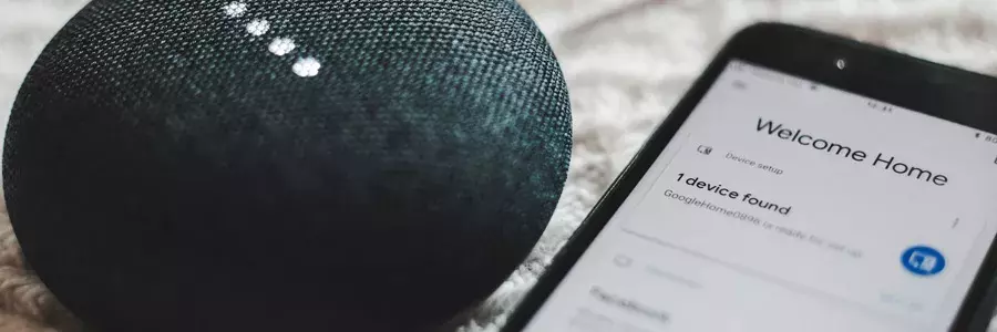 Ένα έξυπνο ηχείο και ένα app ελέγχου smart home σε ένα smartphone