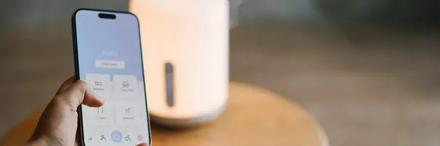 Ένας χρήστης smart home διαχειρίζεται τον έξυπνο φωτισμό στο σπίτι του μέσα από το smartphone του