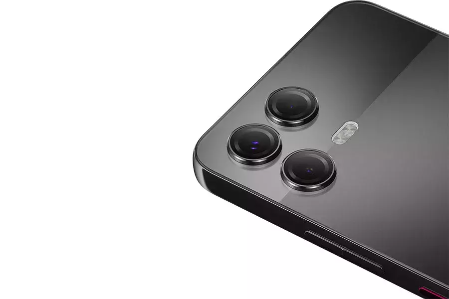 Οι τρεις φακοί των καμερών του T Phone 3 Pro