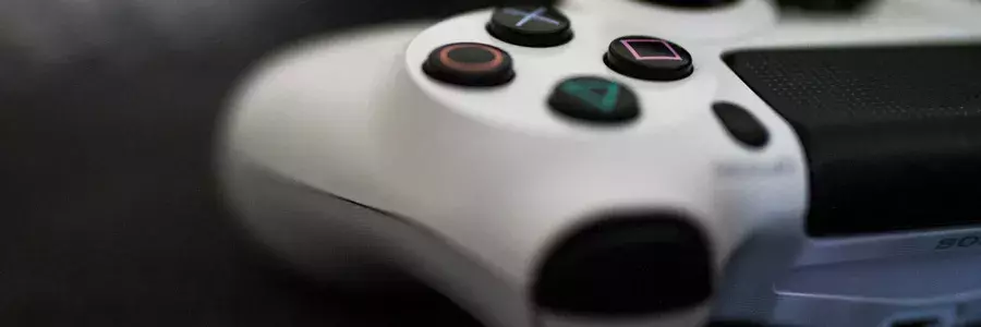 Ένα λευκό χειριστήριο PlayStation