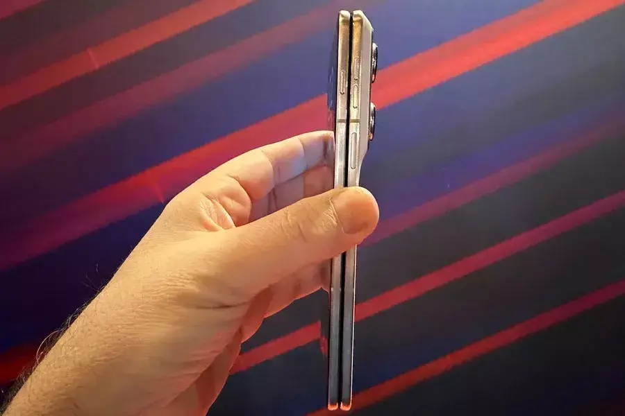 Το RAZR Fold, το πρώτο side-foldable smartphone της MOTOROLA