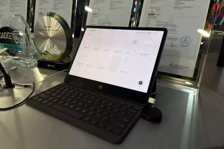 Το TCL NOTE A1 στον χώρο της TCL στη CES 2026