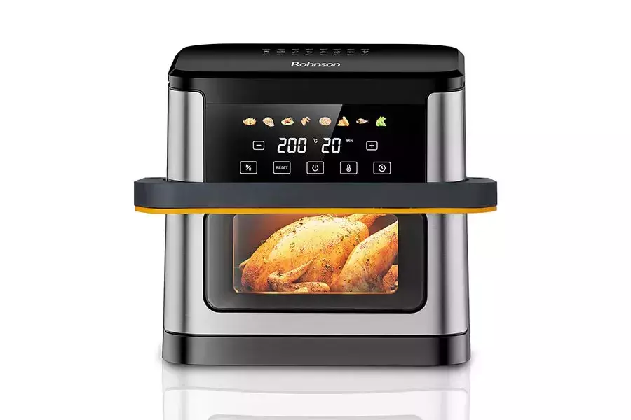 Ένα air fryer ψήνει ένα κοτόπουλο