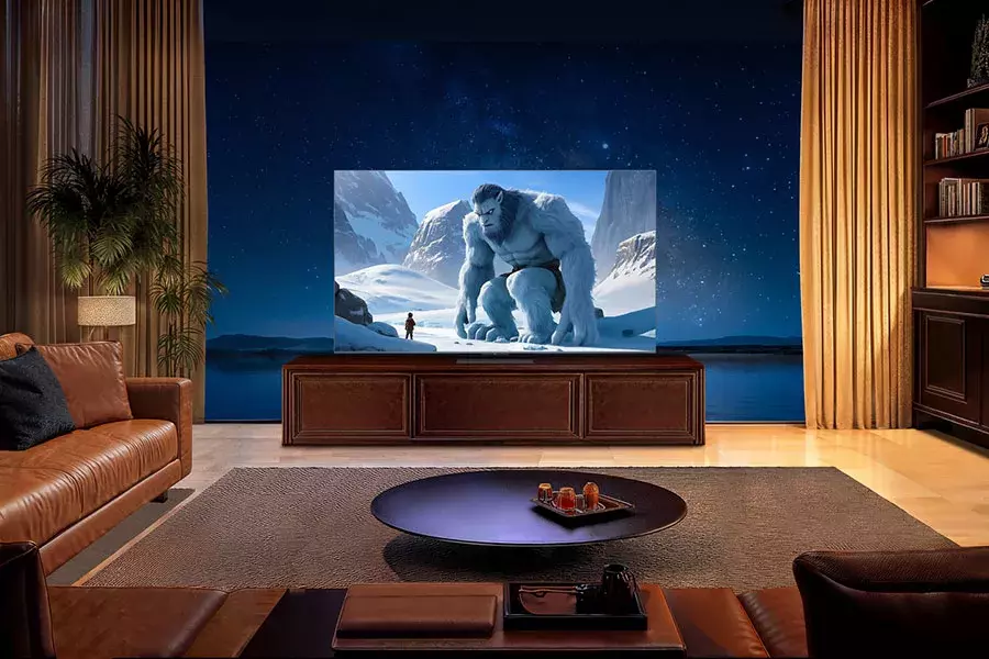 Μία τηλεόραση TCL σε σκοτεινό χώρο