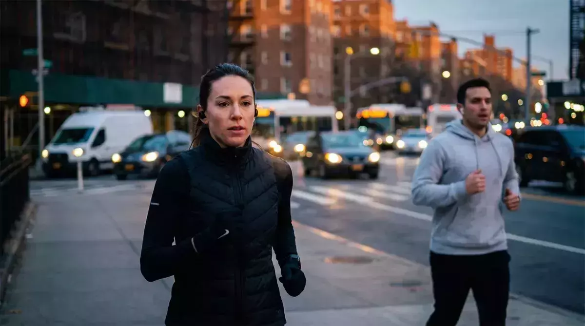 Ένα ζευγάρι τρέχει ακούγοντας μουσική από τα ακουστικά τους