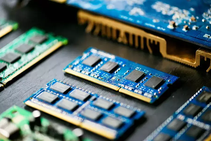 Ένα SO-DIMM μνήμης RAM στο εσωτερικό ενός laptop