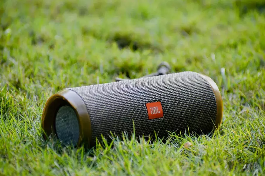 Ένα φορητό ηχείο της JBL