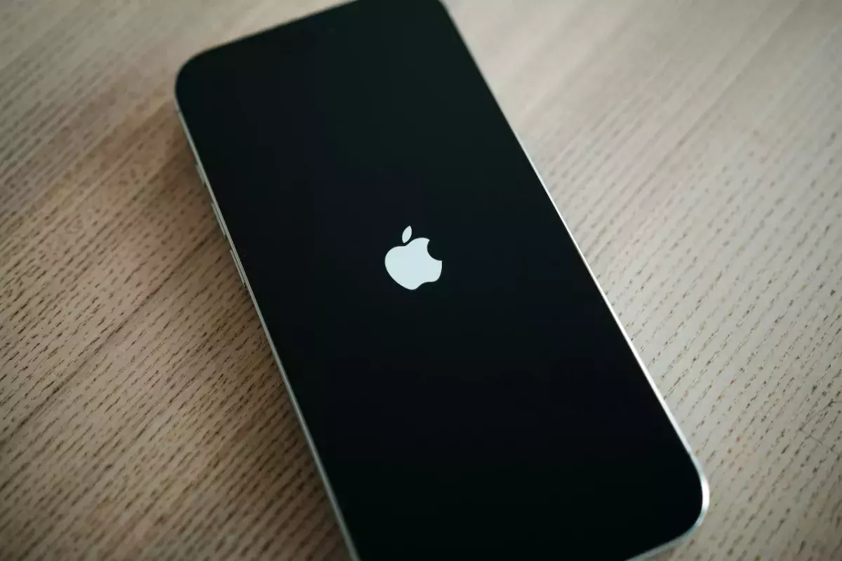 Ένα APPLE iPhone με το λογότυπο της APPLE στην οθόνη του