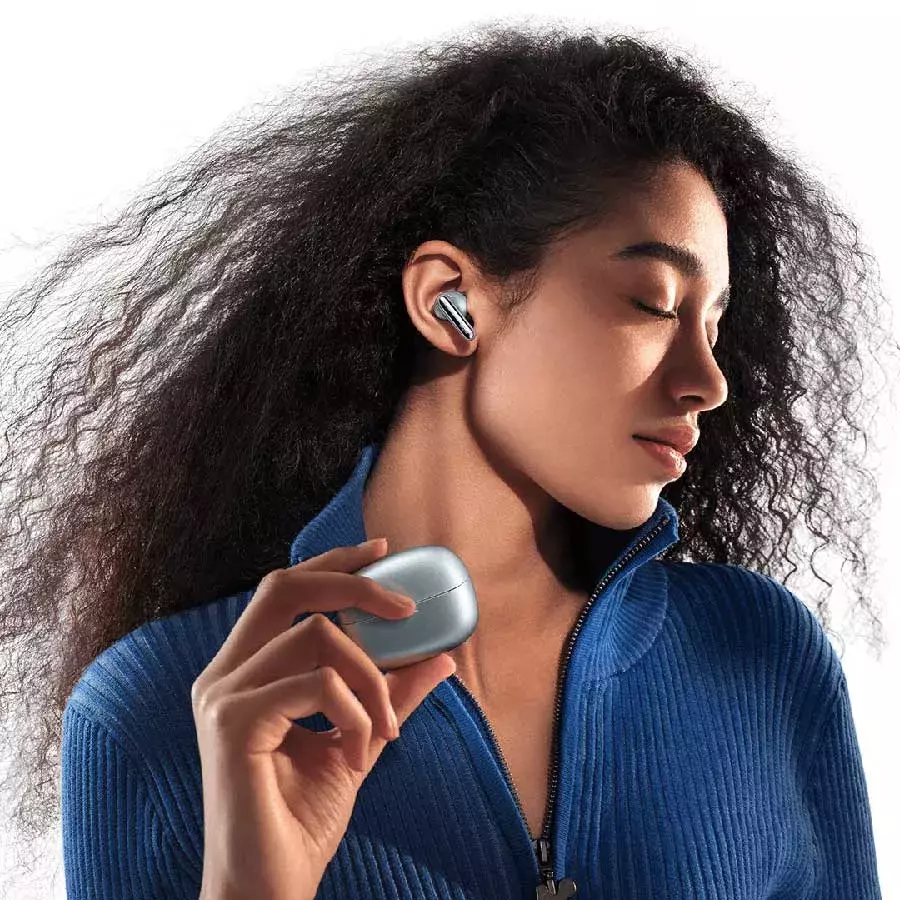 Μία γυναίκα χρησιμοποιεί τα αγαπημένα της earbuds