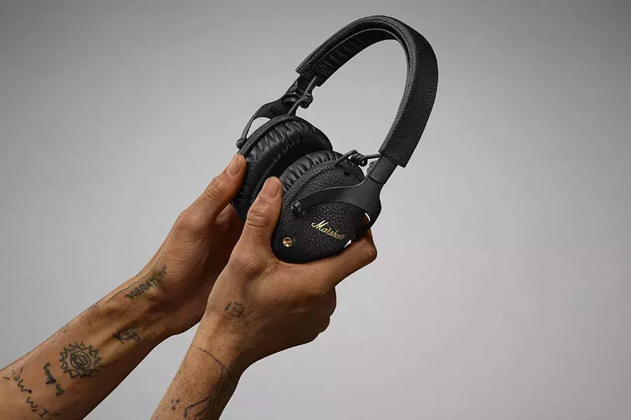 Ένα σετ ακουστικών της MARSHALL