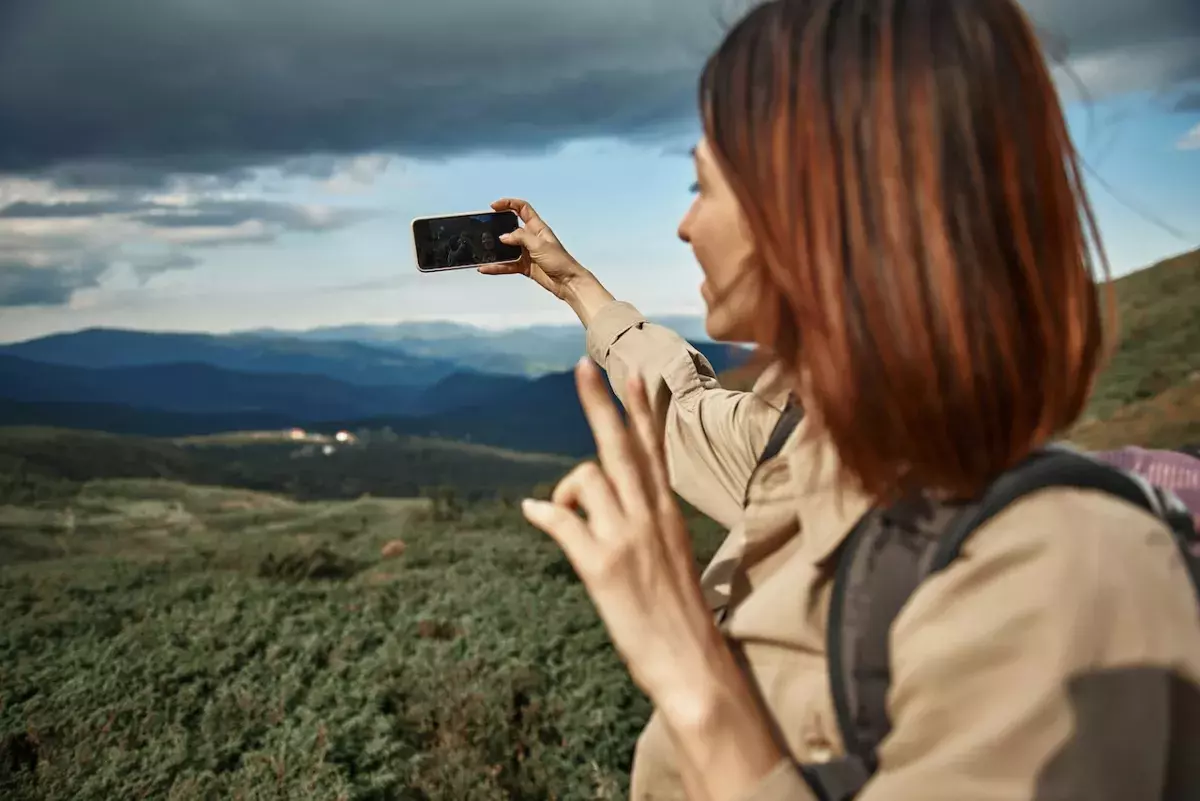 Μια γυναίκα τραβά βίντεο με τo smartphone της
