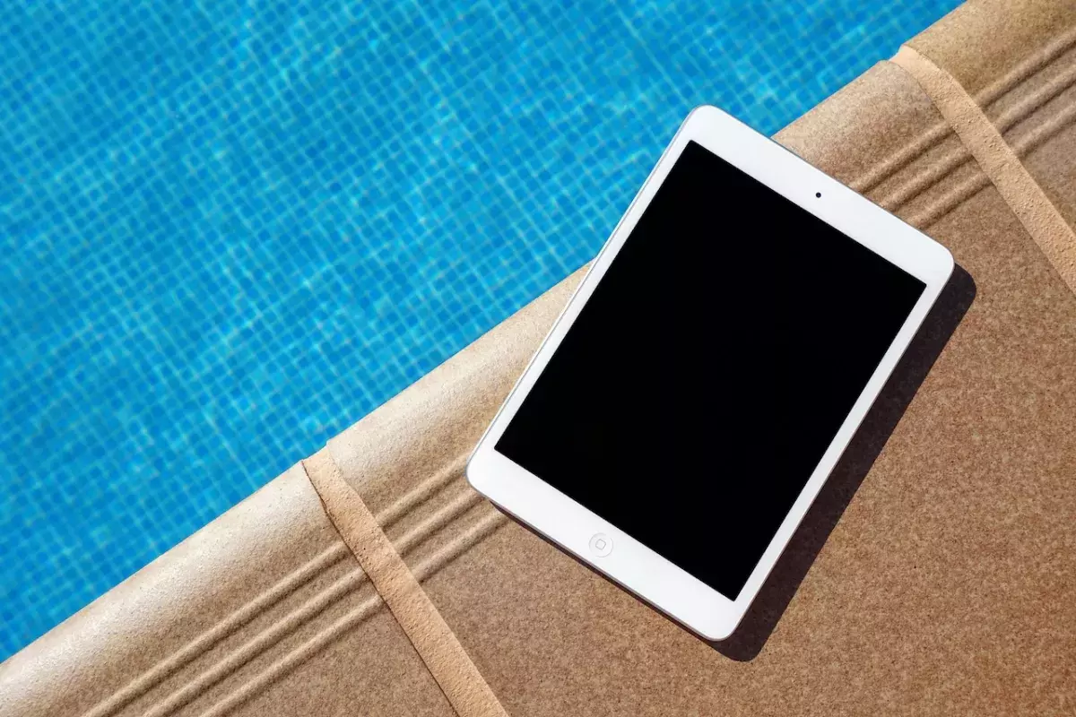 Ένα tablet δίπλα σε μία πισίνα