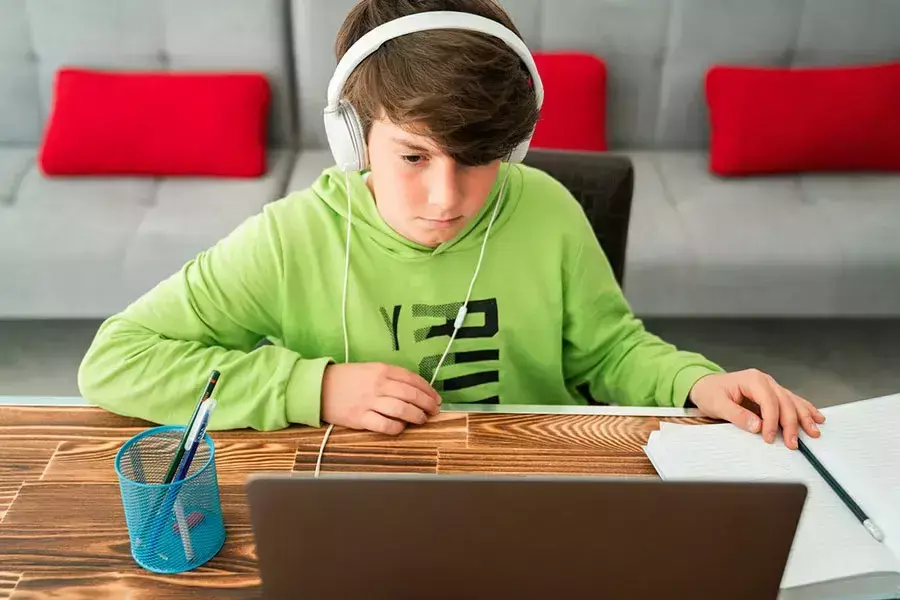 Ένας μαθητής χρησιμοποιεί το laptop του