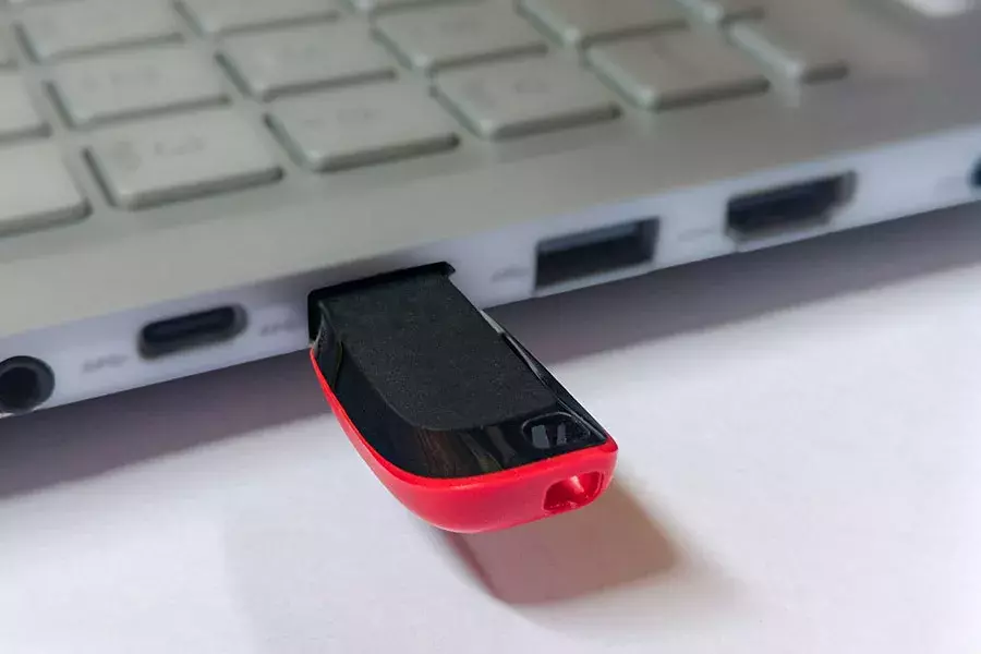 Ένα USB stick θα μπορούσε να αποτελέσει μια καλή λύση για backup, έτσι ώστε τα δεδομένα σου να βρίσκονται και σε μία δεύτερη - ή τρίτη - τοποθεσία