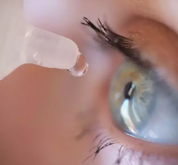 Το FDA ενέκρινε τις πρώτες σταγόνες ακεκλιδίνης για τη θεραπεία της πρεσβυωπίας
