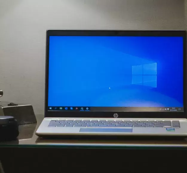 Ένα laptop με την οθόνη σε περιβάλλον Windows