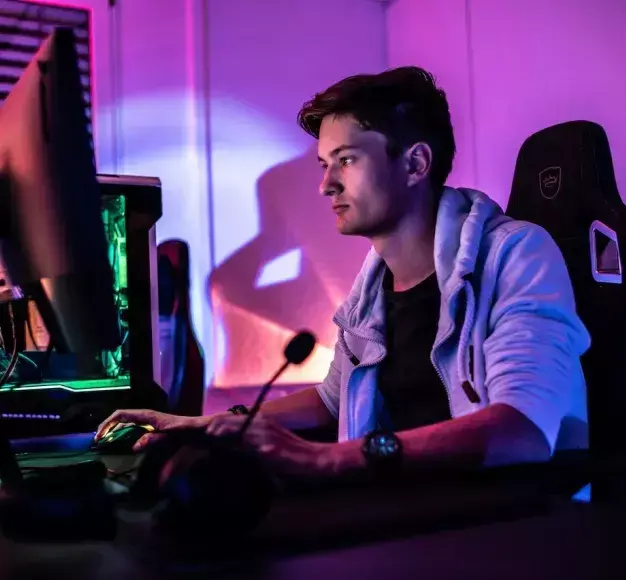 Ένας gamer μπροστά στην οθόνη του παίζει video games