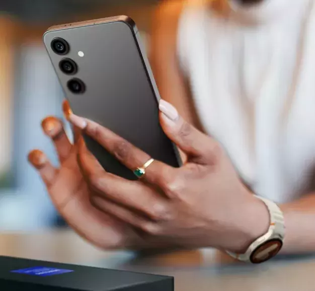 Μία γυναίκα χρησιμοποιεί το νέο premium Android smartphone της που πήρε από τον ΓΕΡΜΑΝΟ τη Black ...