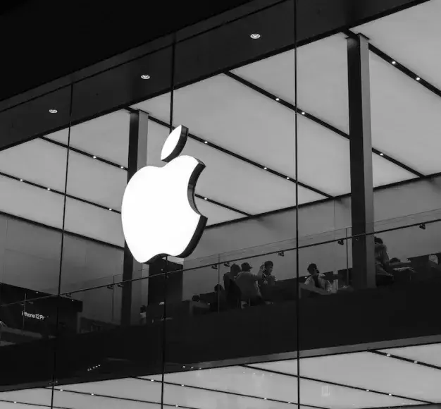 Άποψη ενός APPLE Store με το λογότυπο της APPLE σε πρώτο πλάνο